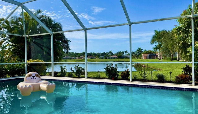 Gorgeous Naples home with Saltwater pool in a gated community