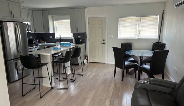 Gorgeous newly renovated 3 bedroom house in Mount Vernon AC WiFi high end apl