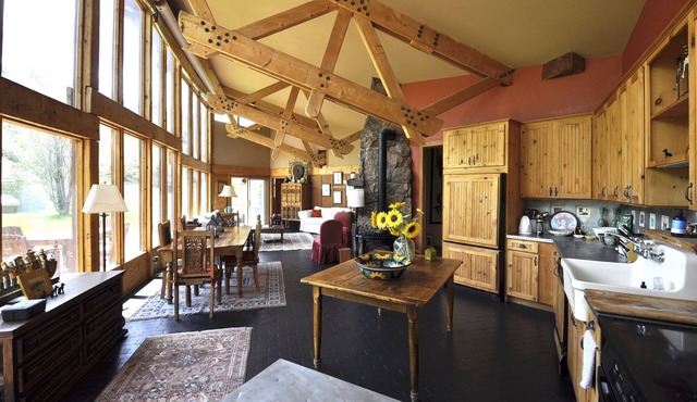 Gorgeous Pet-friendly Boutique Ranch ! Next to skiing, fishing, rafting