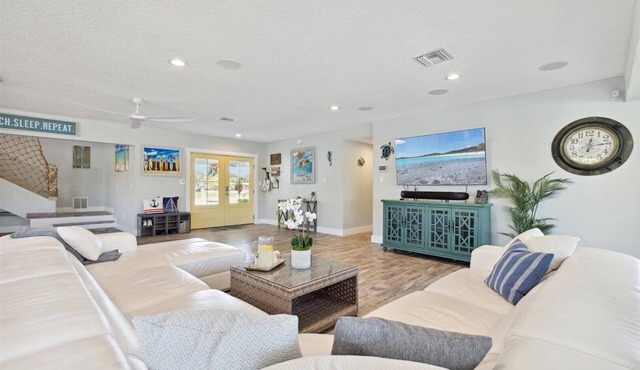 Gorgeous Private Canal Home w/Pool, Hot Tub & Modern Kitchen - Walk to Restaurants!