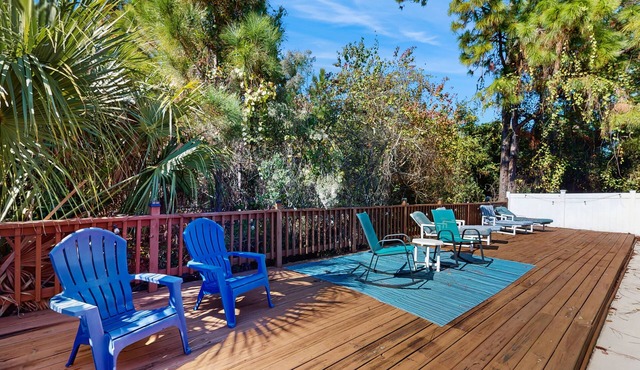 Gorgeous private home, dog friendly, deck & close to everything