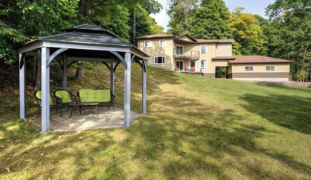 Gorgeous, private retreat on Buck Lake. Swim/docks/gazebo/bbqfire pit/parking+