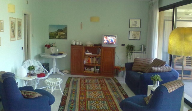 Gorgeous quiet penthouse floor apartment just a stone's throw from the sea