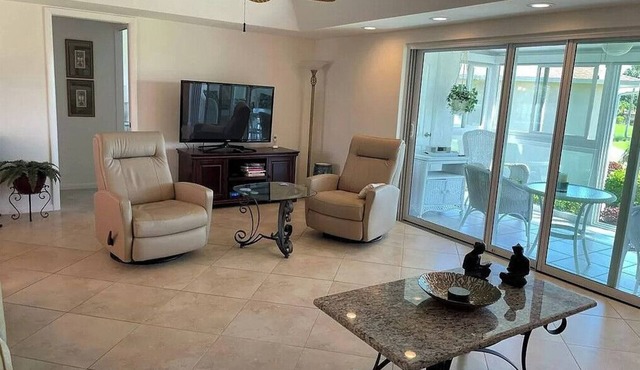 Gorgeous remodeled 2BR 2BA spacious 2nd fl condo