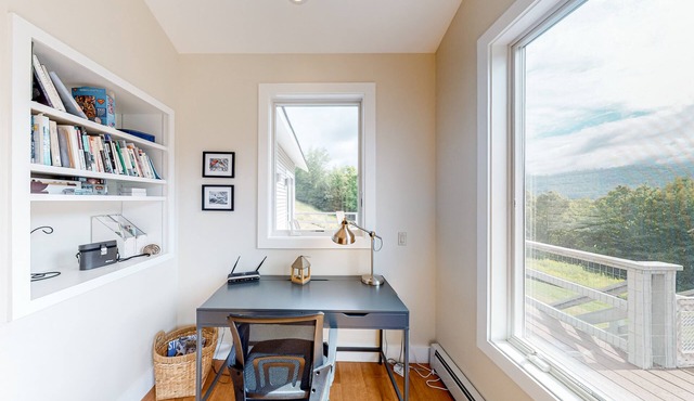 Gorgeous river access home with kayaks, balcony, full kitchen, & washer/dryer