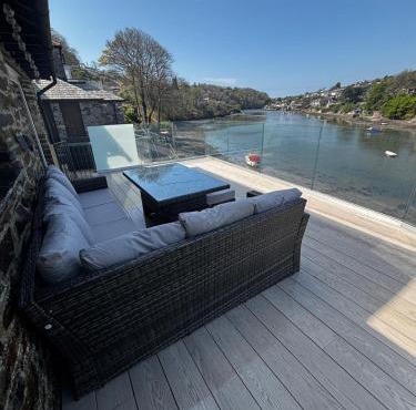 Gorgeous riverfront holiday cottage