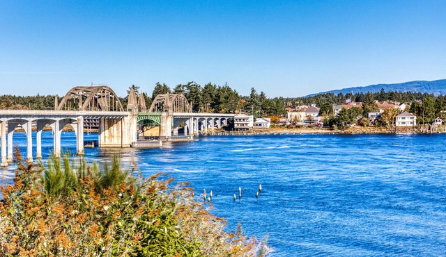 Gorgeous riverfront rental with excellent views & large private deck