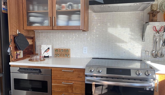 Gorgeous space with local original art, top amenities, walk to Alaska Junction