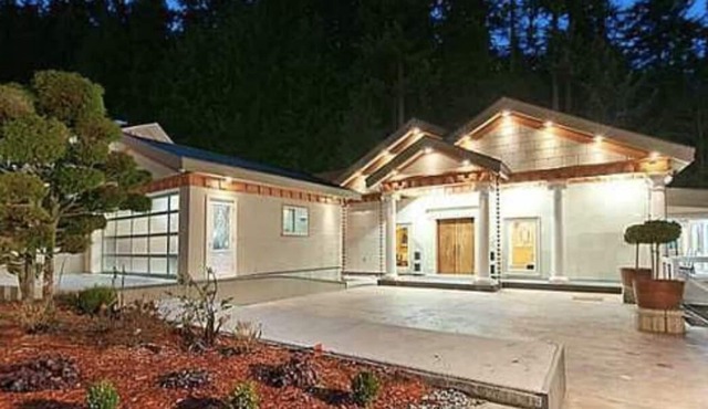 Gorgeous & Spacious Mansion with Ocean & Mountain View (hot tub included)