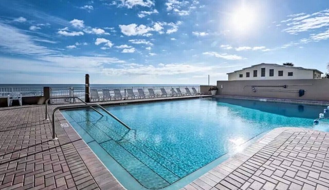 Gorgeous Studio Ocean Front W/Private Balcony in Daytona!