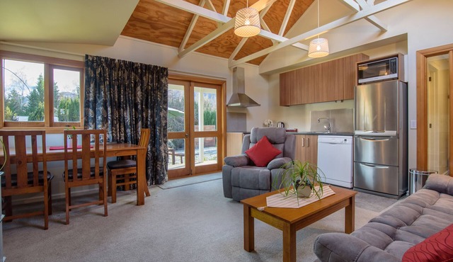 Gorgeous Two-Bedroom Apartment below Coronet Peak