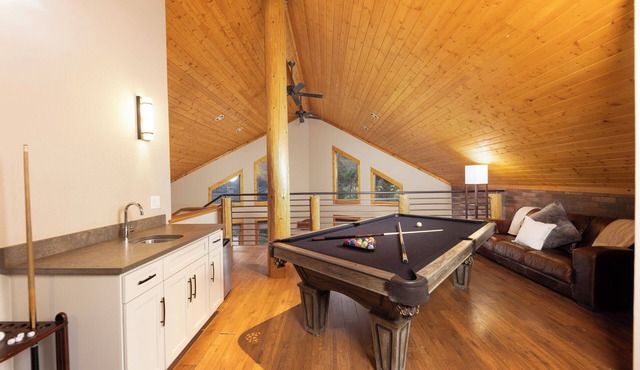 Gorgeous updated mountain home just minutes from the slopes, private hot tub, pool table!