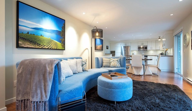 Gorgeous, upscale one-bedroom suite in a quiet neighbourhood - dog friendly