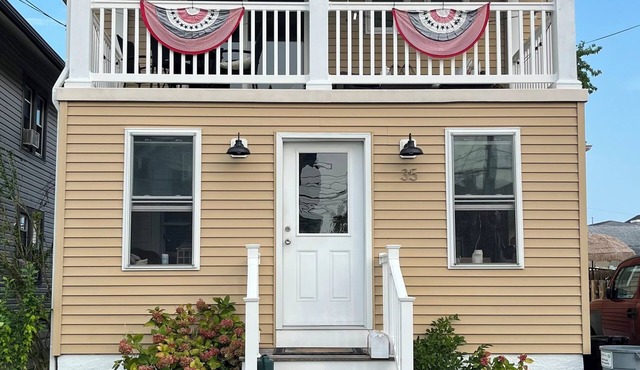 GORGEOUS UPSTAIRS, 2 FLR, 4 BR, 2 BA CONDO IN RELAXING GARDENS! DECK & BACKYARD