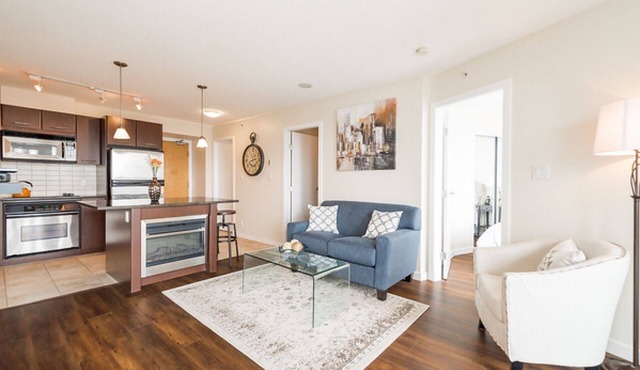 Gorgeous Views! 1 Bedroom and Den with Parking (B1)