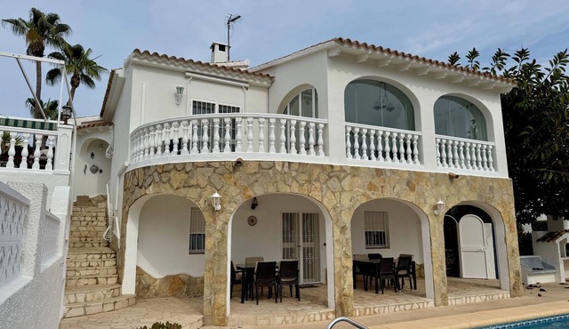 Gorgeous villa in a great location, amazing views, pool, close to town and beach