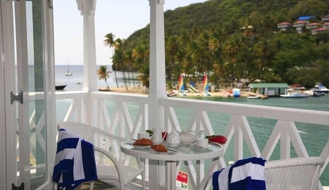 Gorgeous Waterfront Apartment with free access to Zoetry Hotel, Marigot Bay