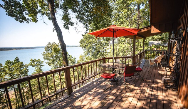 Gorgeous Waterfront Home on Greers Ferry Lake! Hiking, Swimming, Fishing & More