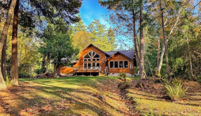 Gorgeous Wooded Retreat w/Fireplace, Firepit, Deck, Yard, W/D and private loft