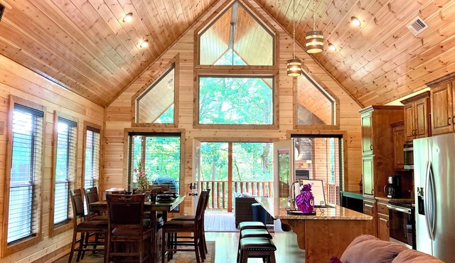 GOTANYGRAPES Cozy Cabin Retreat- Hot Tub, Fireplaces - Amazing Stay!