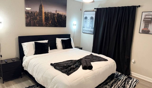 Gothic Blush King 2Bed near Texas Medical Center & in front of NRG Stadium