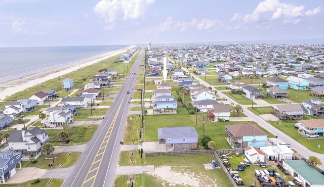 GRACE'S GETAWAY: Beachfront & Pup-Approved Escape on Galveston's West End
