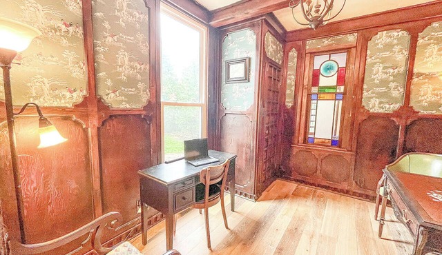 Graceful historic estate in south-east Springfield-stained glass, upper veranda