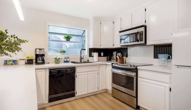 Gracious 2b/1b Upper Unit - Designer Renovation!