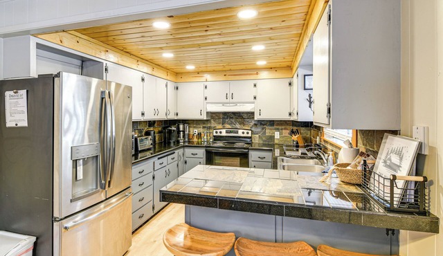 Graeagle Vacation Rental Cabin w/Game Room!