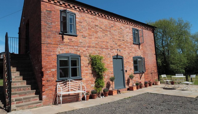 GRANARY 2, pet friendly, with a garden in Madley