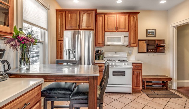 Grand 10 Room Home Near Boston Sleeps 9 with free parking