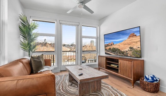 Grand 1BR Views Pool Gym HTub