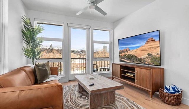 Grand 1BR Views/Pool/Gym/HTub
