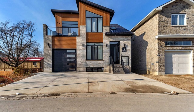 Grand Bend Modern Living Cottage: Luxury Central Beach House!