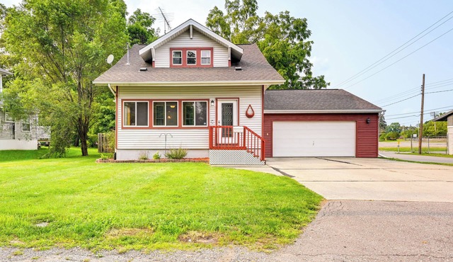 Grand Blanc Rental w/Gas Grill & Private Yard