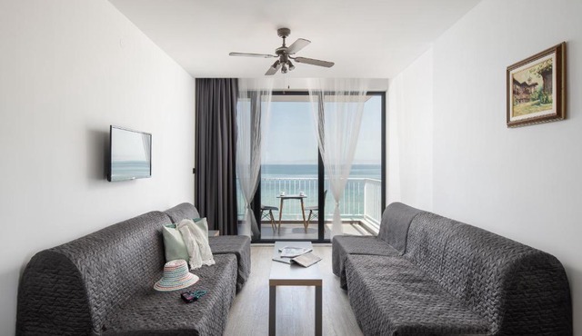 Grand Dodo's Triada Seaview Studios