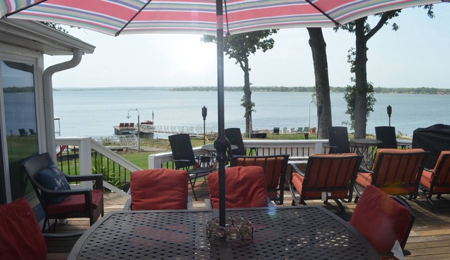 GRAND PANORAMIC RETREAT, 6 BR, 3 BA, 300' Lakefront, Dock & Launch! NEW