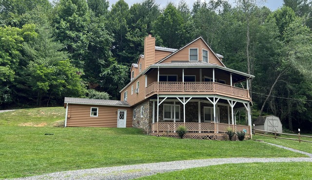 Grand River Lodge - Riverfront, Dog Friendly, Family Friendly, Wood Fireplace, WIFI, Firepit