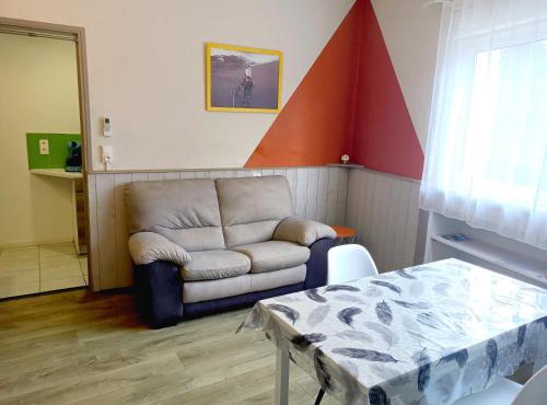 Grand studio climatisé avec draps fournis et grand parking gratuit