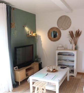 Grand studio en rez de jardin avec terrasse parking motos