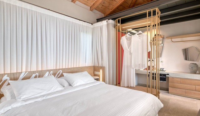 Grand Suite With Private Pool - with Panoramic View, Art Blue Villas