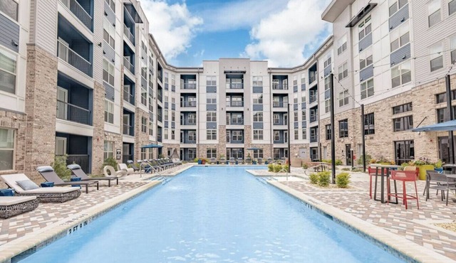 Grandview Apartment: Shops, Restaurants Nearby!