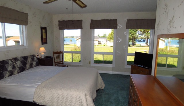 Grandview Beach Cottage, 3 brm , 2 baths, 10Km from S'side, Kayaks.