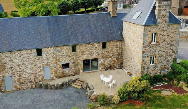 Granite house with garden, pets allowed and parking