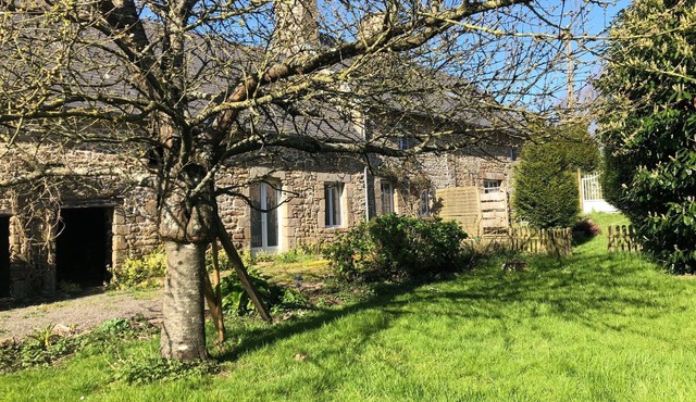 Granite farmhouse between sea and bocage