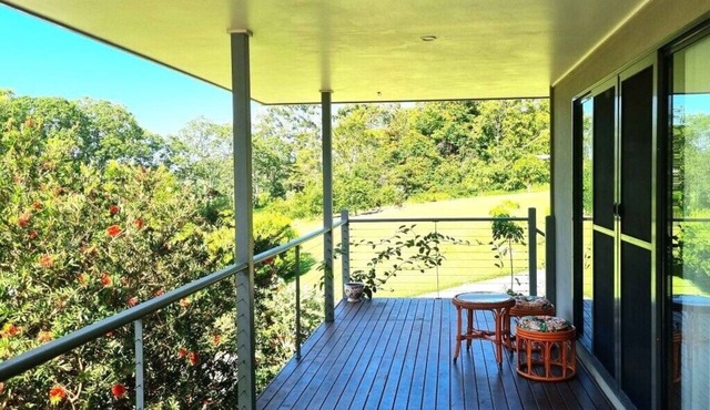 Granny flat with office and private verandah in garden setting 7 mins to beach