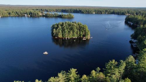 Grant Island Waterfront Cottage Brantingham Lk - HotTub, Pontoon Boat, Pets