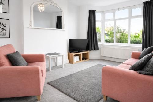 Grantham Stays - 3BR Home in Grantham, Sleeps 5, WIFI, Parking