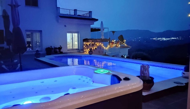 Great 2 Bedroom Apartment with wonderful views, Swimming Pool and Jacuzzi