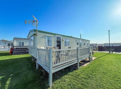 Great 6 Berth Caravan With Side Decking In Heacham Ref 21054A